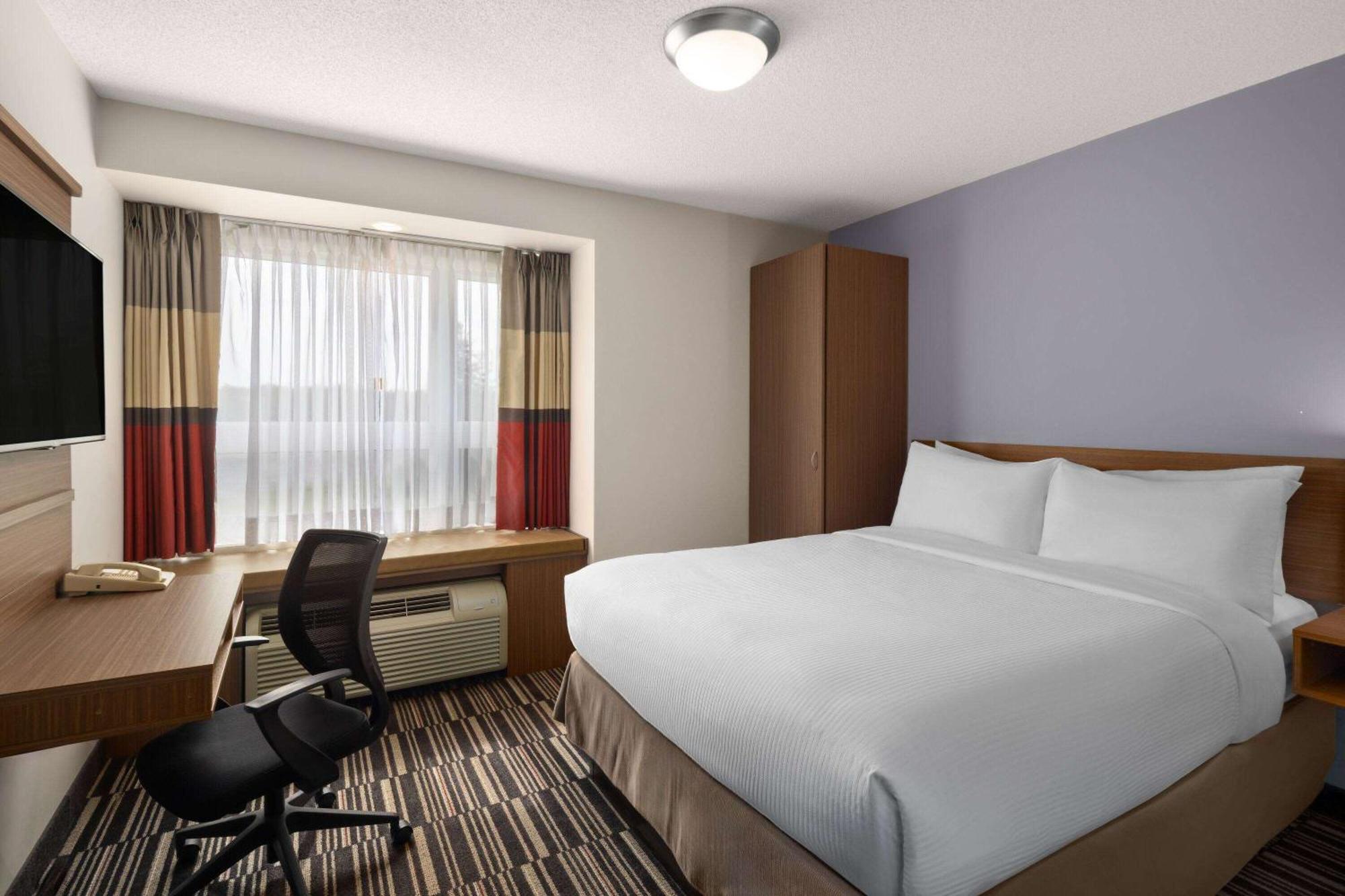 Microtel Inn & Suites By Wyndham Kirkland Lake Exterior foto