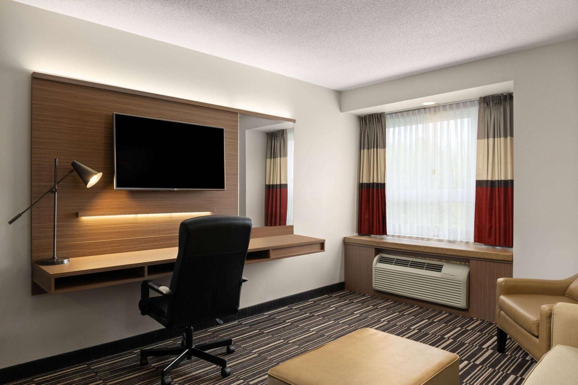 Microtel Inn & Suites By Wyndham Kirkland Lake Exterior foto