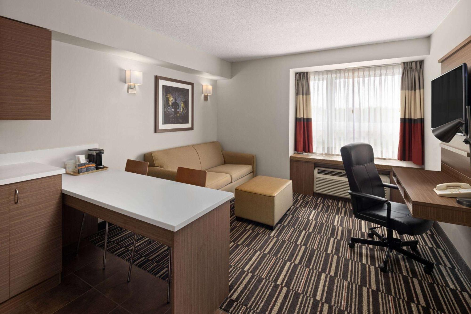 Microtel Inn & Suites By Wyndham Kirkland Lake Exterior foto