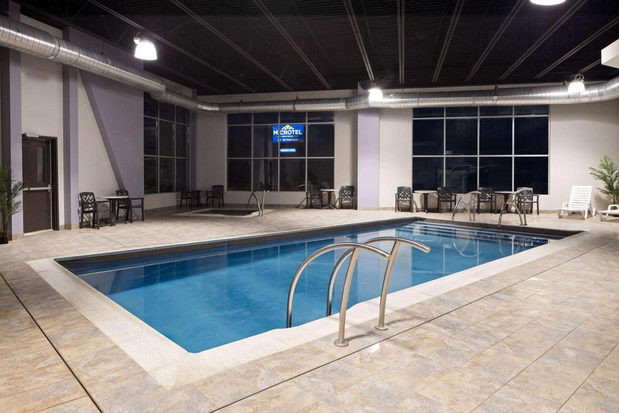 Microtel Inn & Suites By Wyndham Kirkland Lake Exterior foto