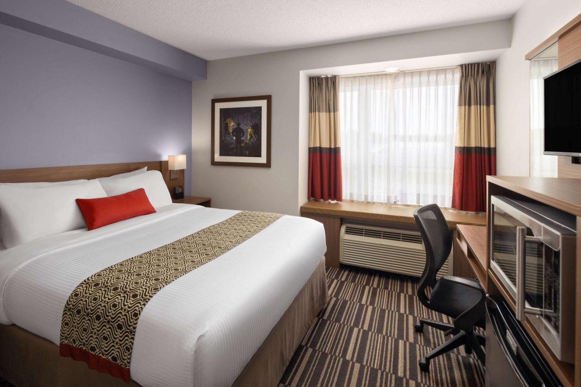 Microtel Inn & Suites By Wyndham Kirkland Lake Exterior foto