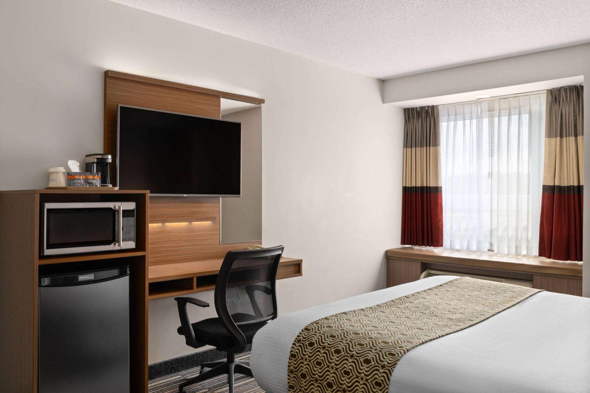 Microtel Inn & Suites By Wyndham Kirkland Lake Exterior foto