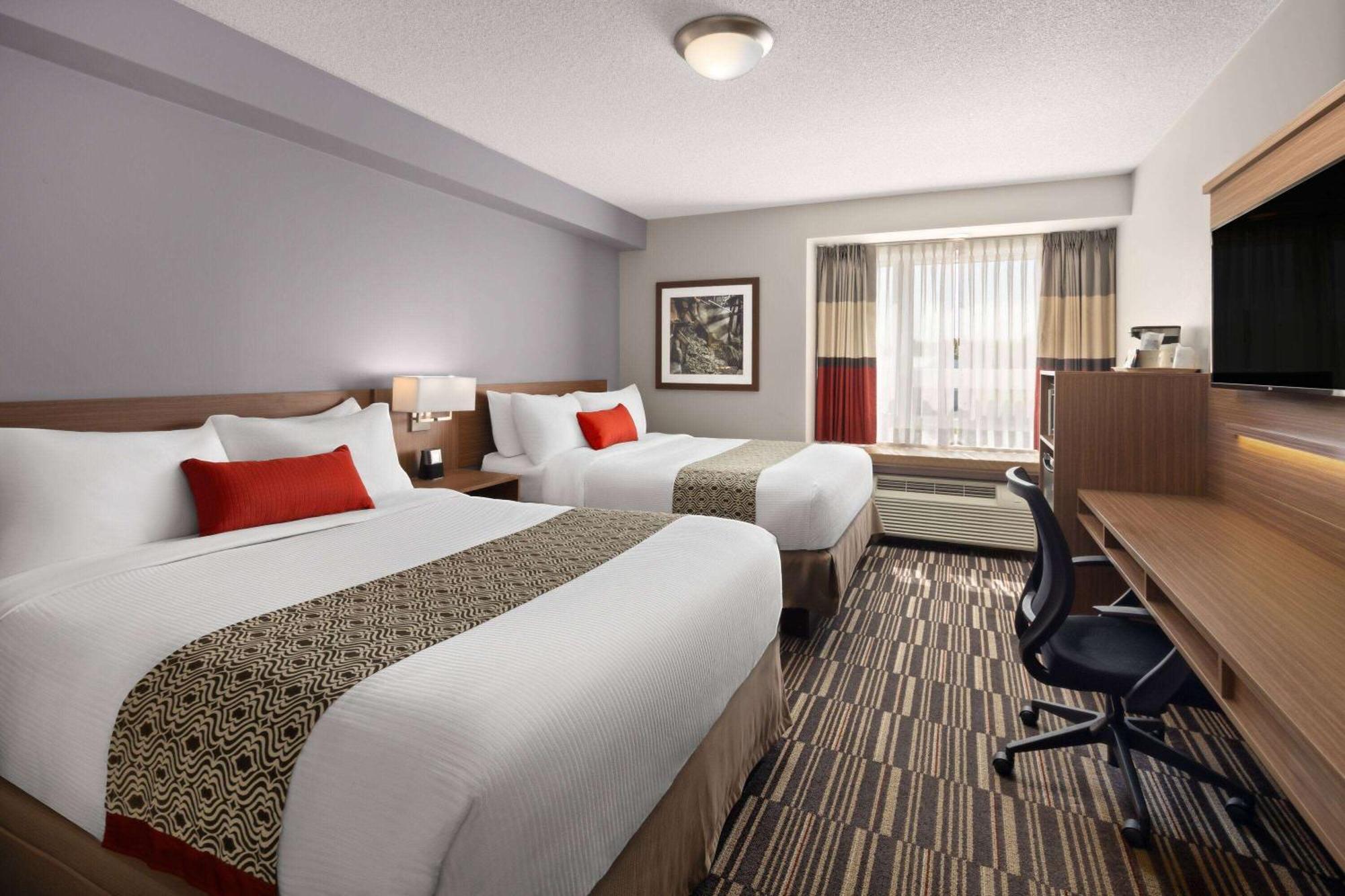 Microtel Inn & Suites By Wyndham Kirkland Lake Exterior foto