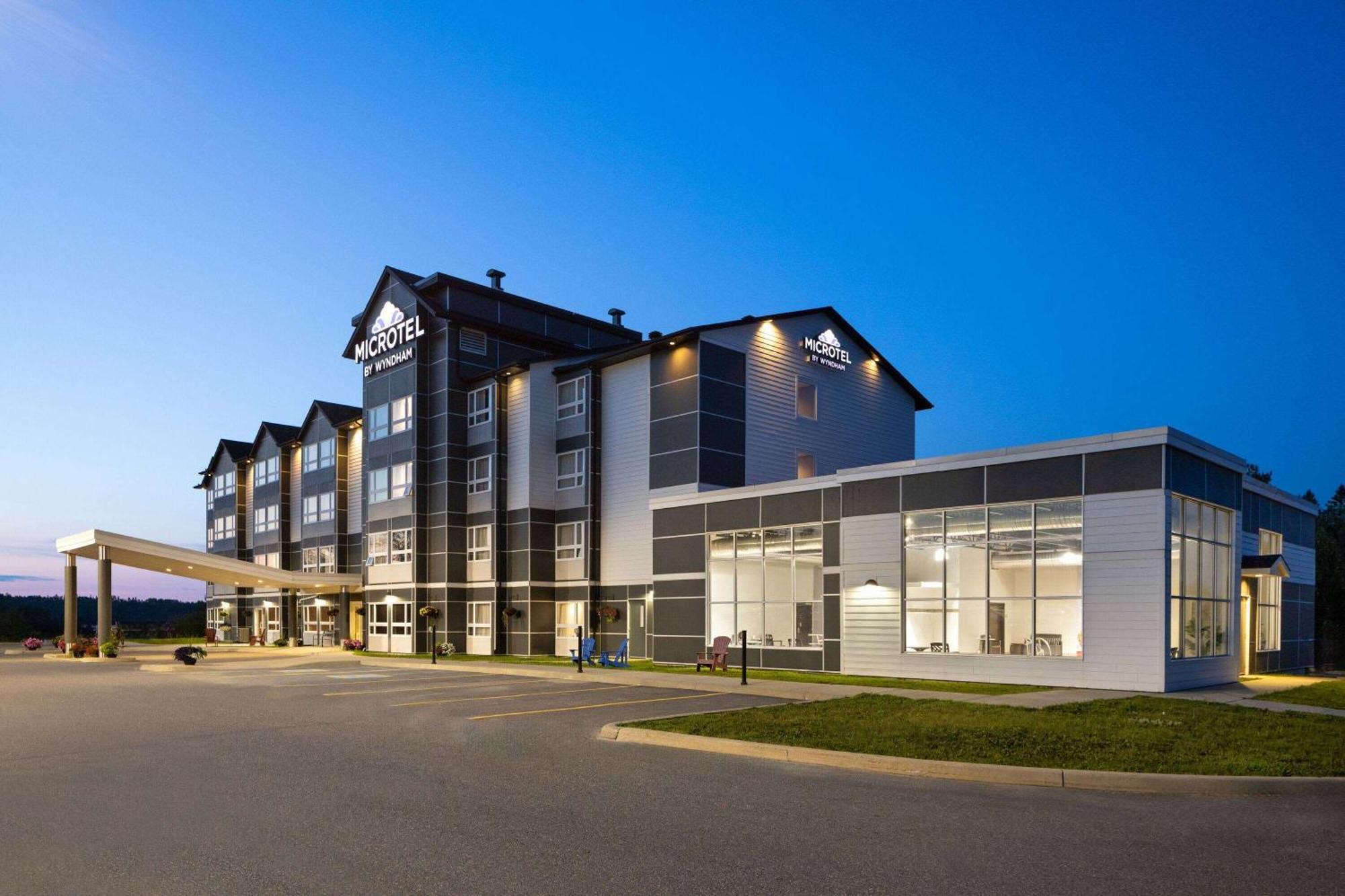 Microtel Inn & Suites By Wyndham Kirkland Lake Exterior foto